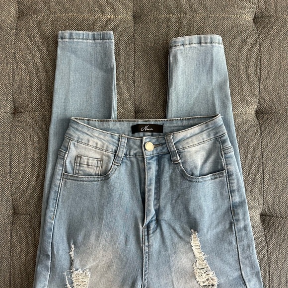 NVGTN Navishape Light Wash Ripped Jeans - Picture 4 of 9